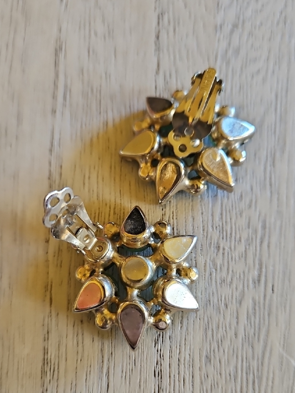 GARNE Vintage green Aurora Borealis starburst design clip on earrings - Picture 4 of 6